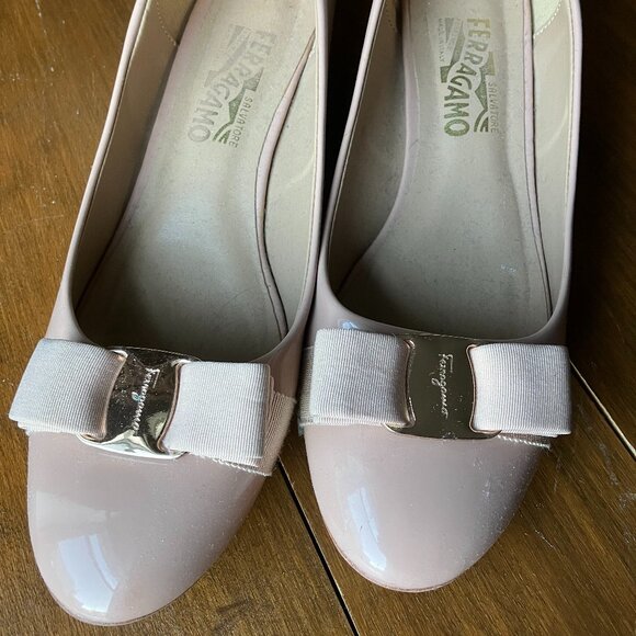 Salvatore Ferragamo beige Vara pump - Picture 1 of 5